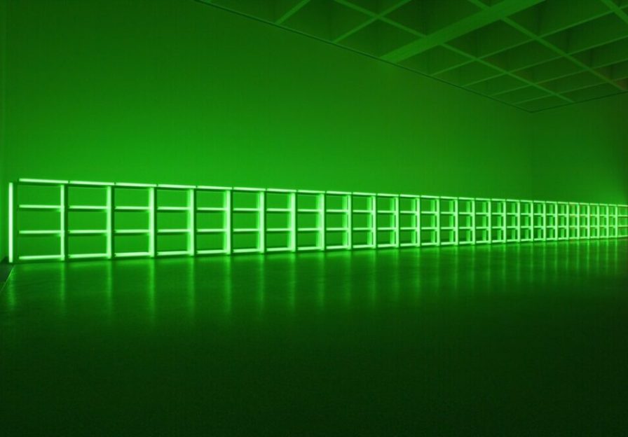 Eine Installation aus Leuchtstoffröhren auf Kunststoffmodulen erleuchtet den Raum mit grünfluoreszierendem Licht.
