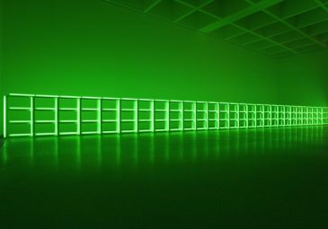 Eine Installation aus Leuchtstoffröhren auf Kunststoffmodulen erleuchtet den Raum mit grünfluoreszierendem Licht.