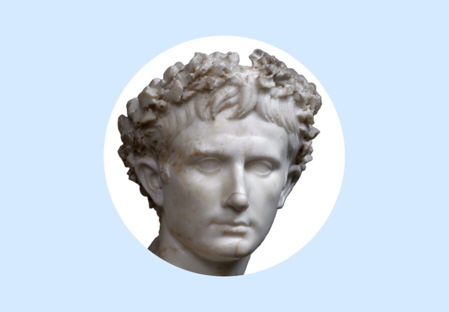 Marmorne Porträtbüste des Kaisers Augustus mit Kranz aus Eichenlaub.