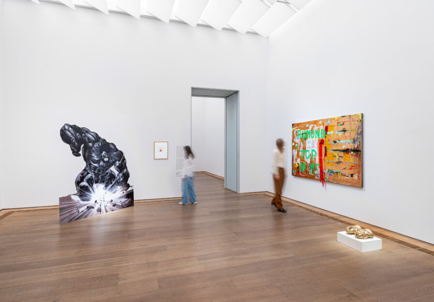 Ausstellungsansicht mit gemaltem Bildern an der Wand