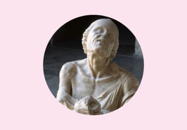 Marmorstatue einer angeheiterten sehr alten Frau, die am Boden sitzt und den Kopf in den Nacken nimmt.