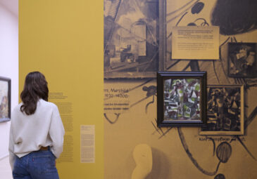 Ausstellungsansicht mit gemaltem Bild an der Wand
