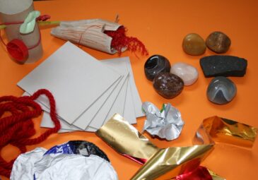 Das Foto zeigt Materialien für das eigene kreative Gestalten.