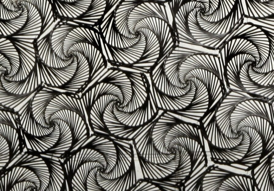 Detail eines aus Weide geflochtenen Raumteilers.