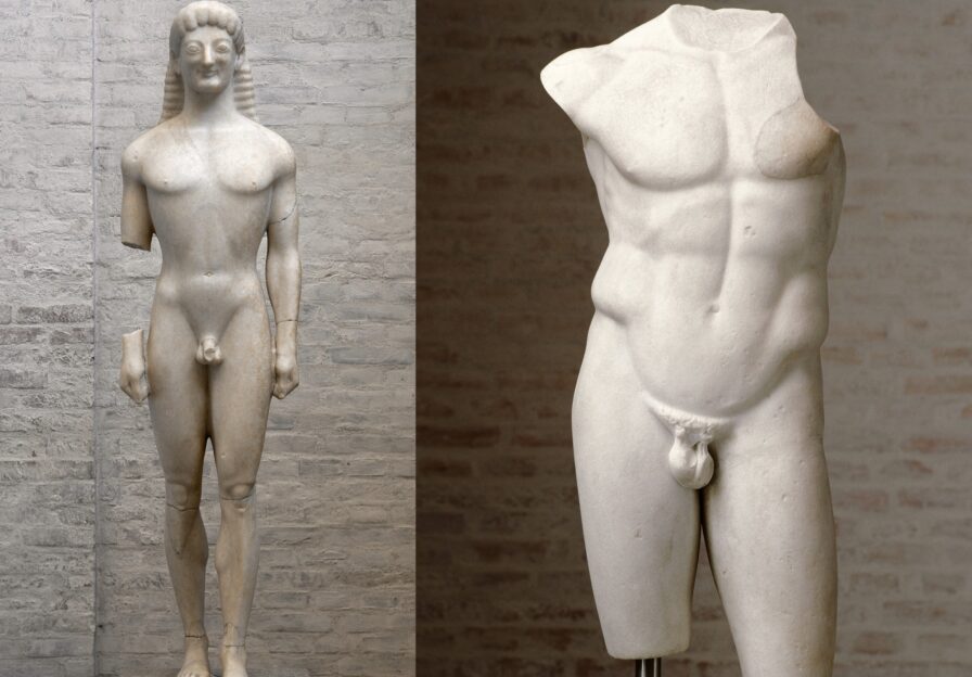 Archaische Jünglingsstatue und antiker Torso eines Athleten, beide aus weißem Marmor.