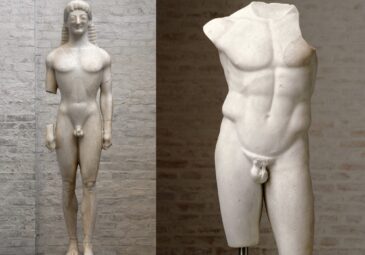 Archaische Jünglingsstatue und antiker Torso eines Athleten, beide aus weißem Marmor.