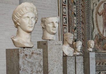 Blick durch einen Ausstellungssaal der Glyptothek mit antiken, römischen Porträts aus Marmor.