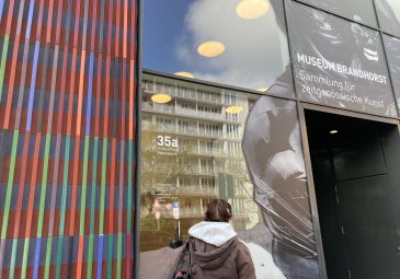 Jugendliche betrachtet Eingang des Museums Brandhorst.