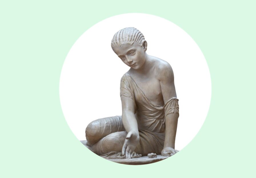 Abguss einer griechischen Statue. Ein Mädchen sitzt am Boden und spielt.