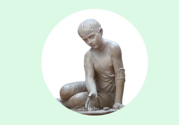 Abguss einer griechischen Statue. Ein Mädchen sitzt am Boden und spielt.
