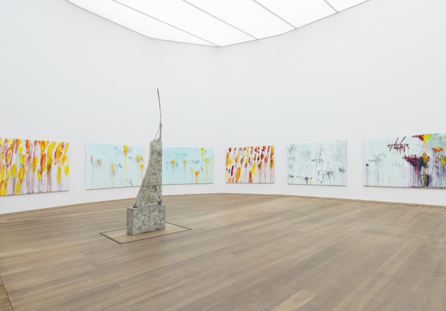 Ausstellungsansicht mit gemalten Bildern an der Wand