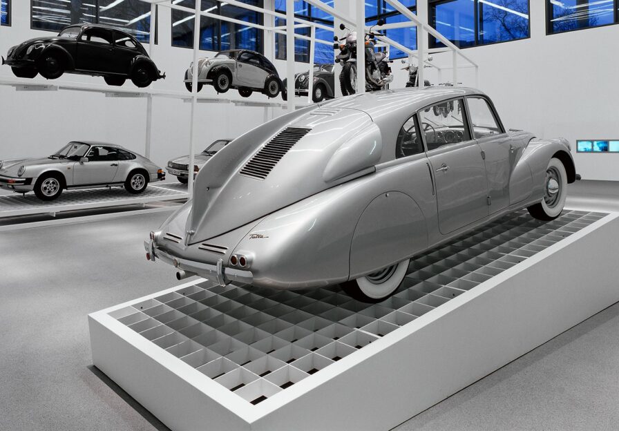 Ausstellungsansicht Mobility mit verschiedenen Autos und Motorrädern.
