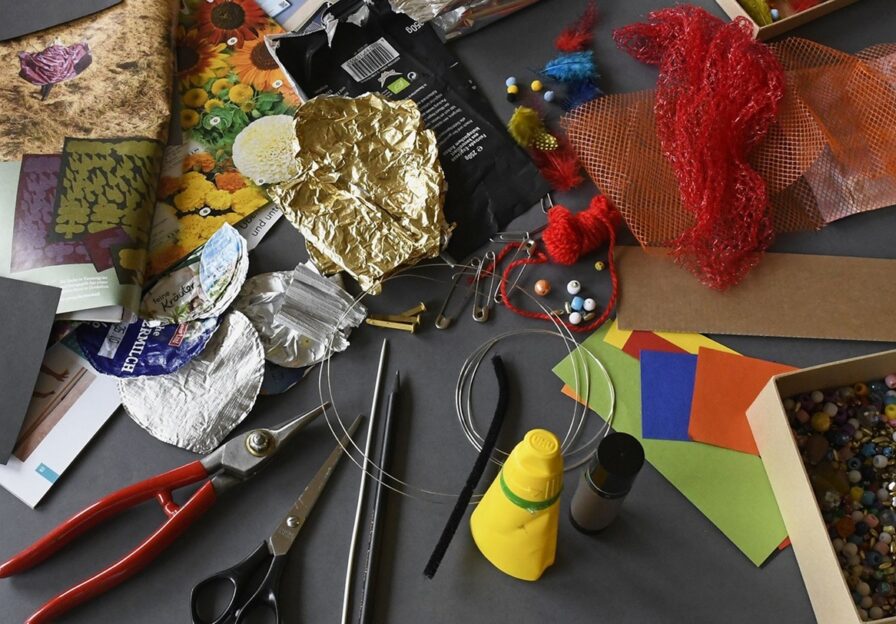 Das Foto zeigt Recyclingmaterialien für das eigene kreative Gestalten im Atelier.