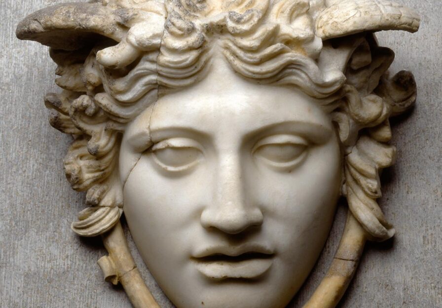 Kopf der Medusa mit Flügel und Schlangen um den Hals.