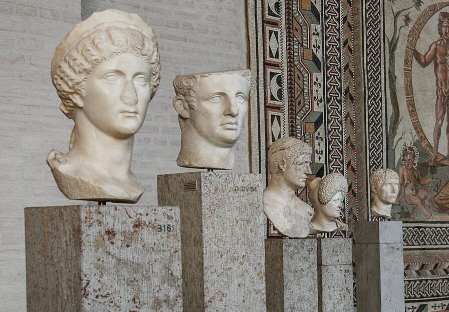 Blick durch einen Ausstellungssaal der Glyptothek mit antiken, römischen Porträts aus Marmor.