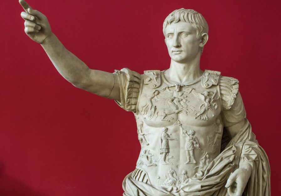 Gipsabguss einer Statue des Kaisers Augustus mit Brustpanzer und erhobener rechten Hand.