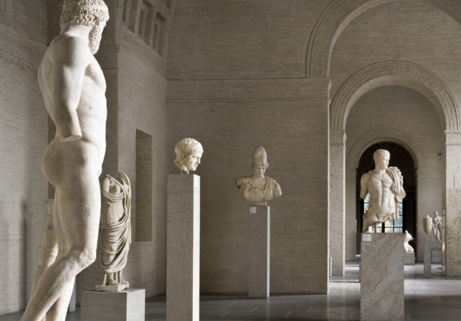 Blick in einen Saal der Glyptothek mit klassischen Marmorstatuen.
