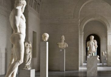 Blick in einen Saal der Glyptothek mit klassischen Marmorstatuen.