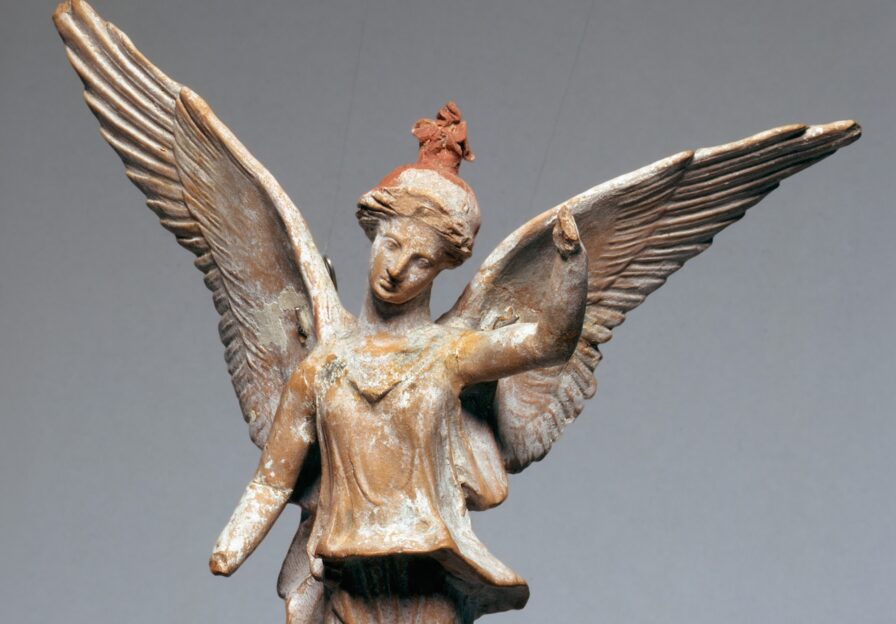Statuette der schwebenden, geflügelten Siegesgöttin (Nike).