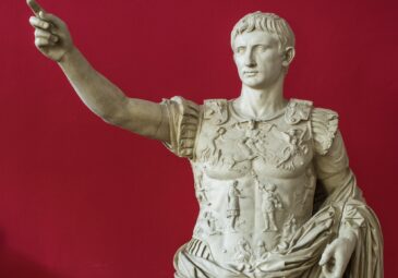 Gipsabguss einer Statue des Kaisers Augustus mit Brustpanzer und erhobener rechten Hand.