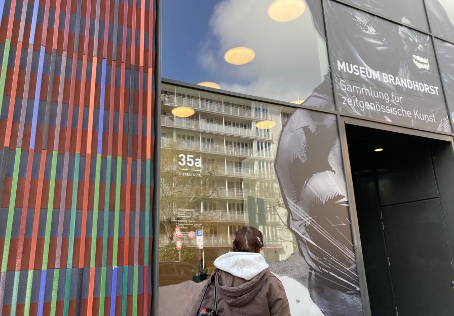 Jugendliche betrachtet Eingang des Museums Brandhorst.