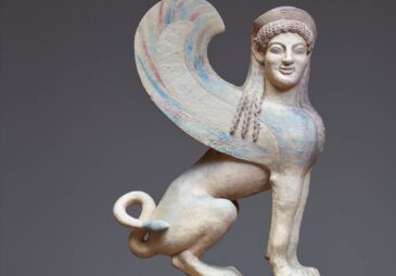 Farbiger Abguss einer griechischen Statue eine Sitzenden Sphinx.