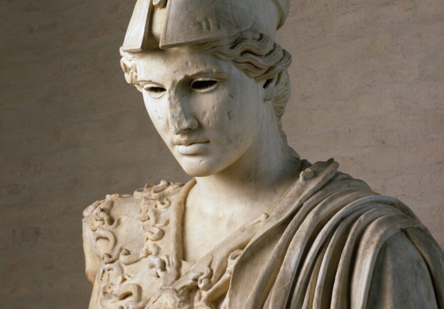 Marmorbüste der Göttin Athena mit zurückgeschobenem Helm.