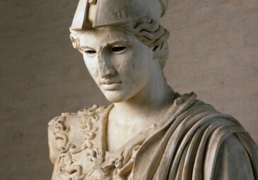 Marmorbüste der Göttin Athena mit zurückgeschobenem Helm.
