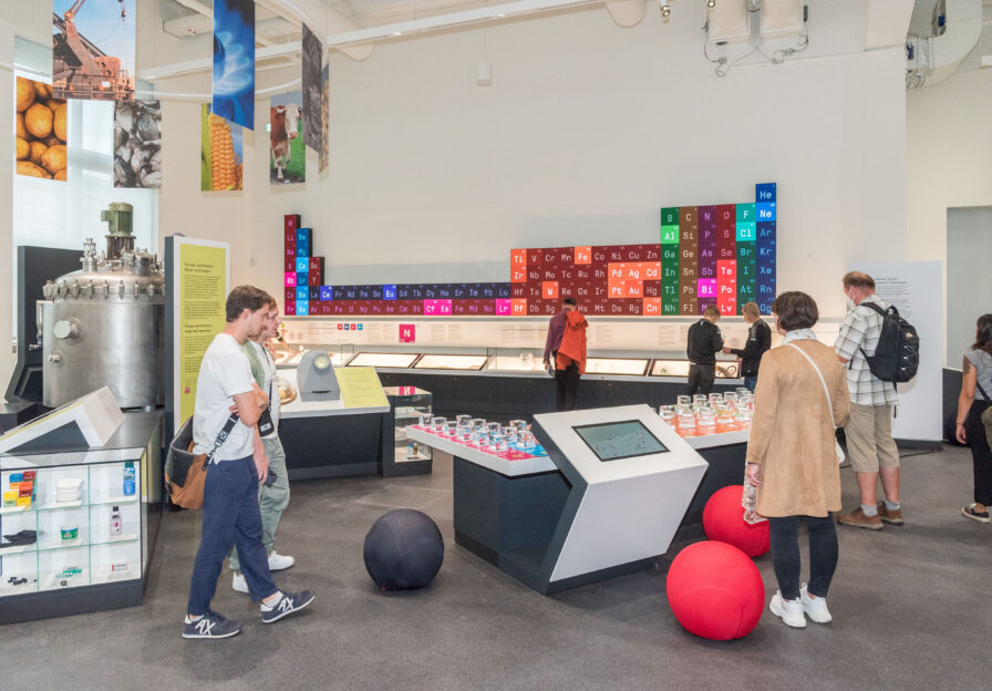 Die beiden großen Periodensysteme der Elemente - eines als Tisch mit Proben in Plexiglaswürfeln, eines an der Wand über eine Medienstation ansteuerbar