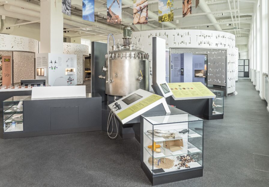 Die Themeninsel zu Rohstoffen und Industrie mit dem großen Reaktionskessel in der Mitte