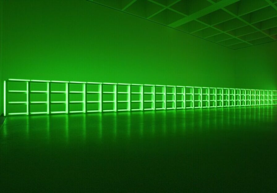 Eine Installation aus Leuchtstoffröhren auf Kunststoffmodulen erleuchtet den Raum mit grünfluoreszierendem Licht.
