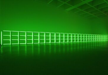 Eine Installation aus Leuchtstoffröhren auf Kunststoffmodulen erleuchtet den Raum mit grünfluoreszierendem Licht.