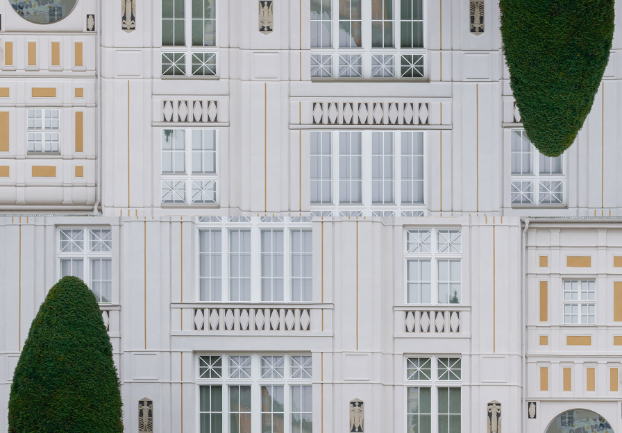 Fotografie der Museumsfassade Villa Stuck und in der Mitte nach unten gespiegelt