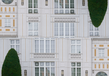 Fotografie der Museumsfassade Villa Stuck und in der Mitte nach unten gespiegelt