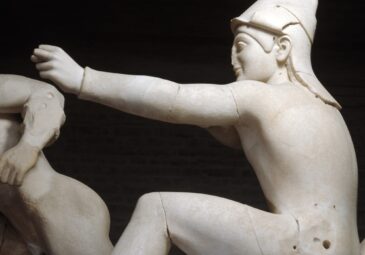 Marmorner Bogenschütze aus dem Giebel eines antiken griechischen Tempels.