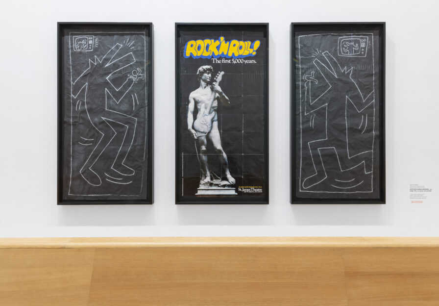 Ausstellungsansicht mit gemaltem Bildern an der Wand