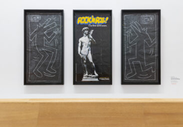 Ausstellungsansicht mit gemaltem Bildern an der Wand