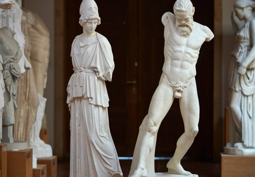 Abguss einer Statuengruppe mit Athene und dem Silen Marsyas. Athene trägt einen Helm; der nackte Satyr blicht überrascht auf den Boden.