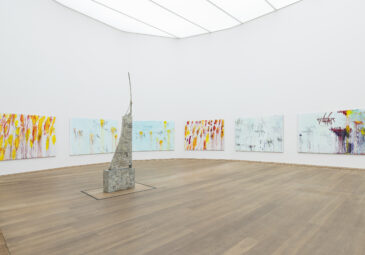Ausstellungsansicht mit gemaltem Bildern an der Wand