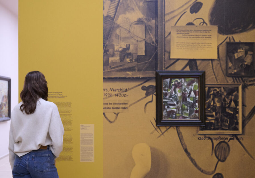 Ausstellungsansicht mit gemaltem Bild an der Wand