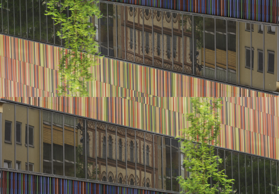 Fotografie der Museumsfassade und in der Mitte nach unten gespiegelt