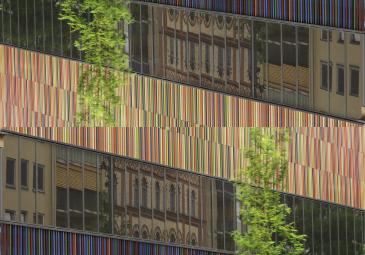 Fotografie der Museumsfassade und in der Mitte nach unten gespiegelt