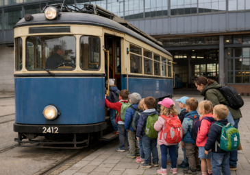 Kinder beim Einsteigen in eine historische Tram.