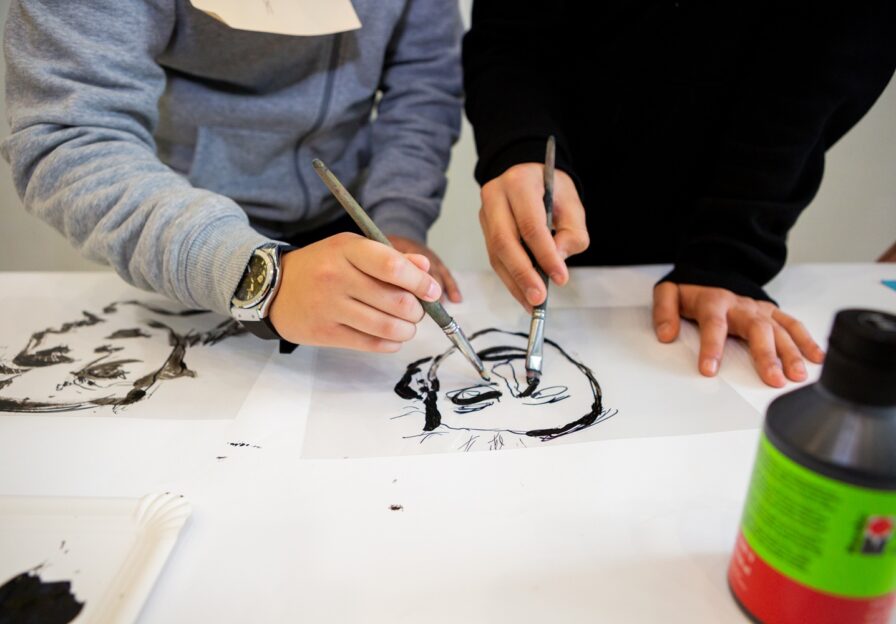 Das Foto zeigt Kinder bei der Gestaltung eines Porträts.