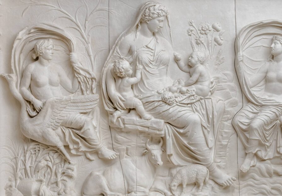 Abguss eines Relief der Ara Pacis mit Darstellung der Personifikation der Erde (Tellus) . Sie sitzt in idyllischer Landschaft auf einem Felsen.