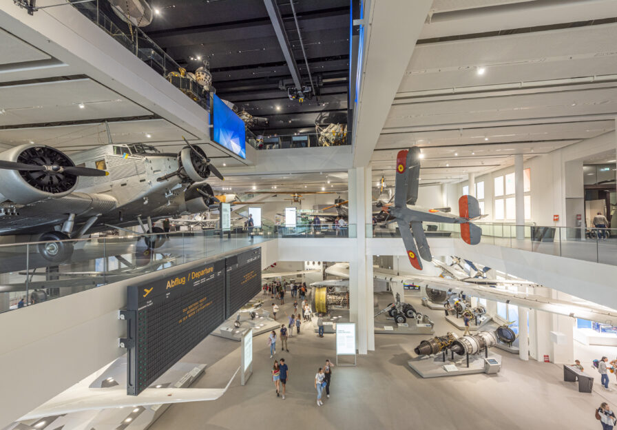 Blick in die Ausstellung Luftfahrt