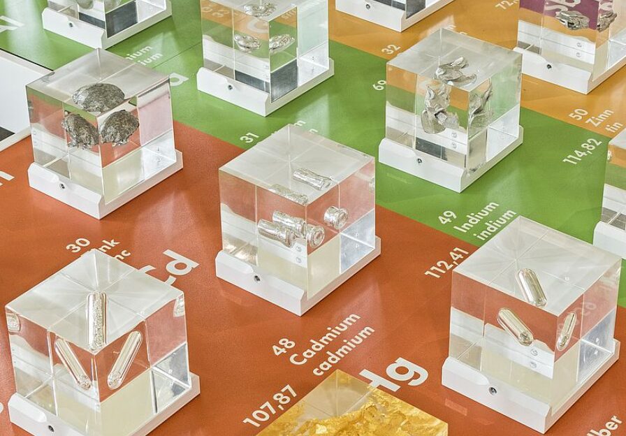 Periodensystem mit Proben aller chemischer Elemente – mit Ausnahme der radioaktiv strahlenden