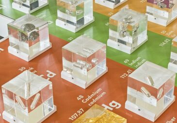 Periodensystem mit Proben aller chemischer Elemente – mit Ausnahme der radioaktiv strahlenden