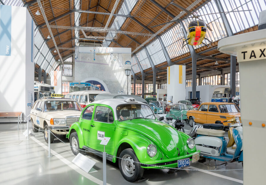 Bild, das verschiedene Fahrzeuge im Museum zeigt