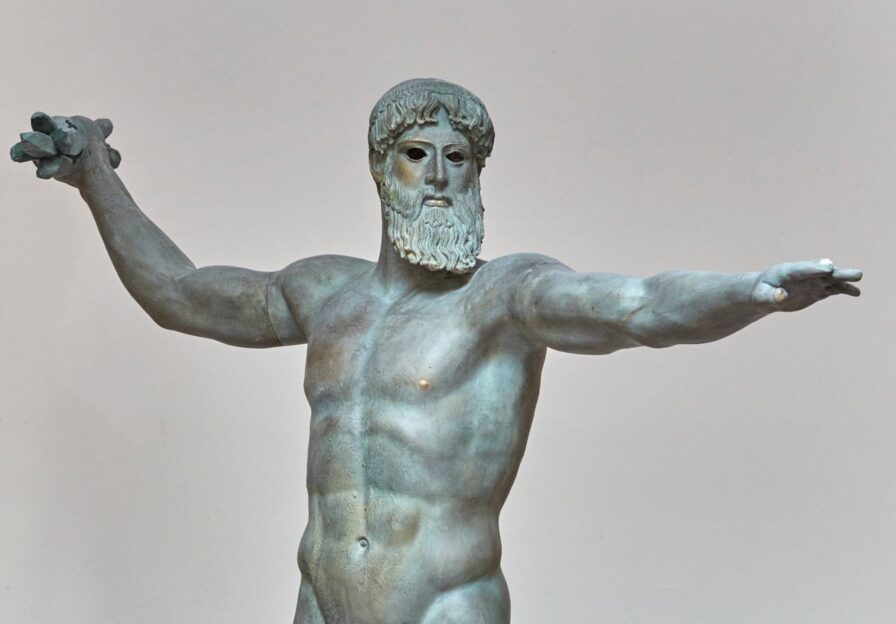 Farbiger Abguss einer Bronzestatue des Zeus, der mit dem rechten Arm ausholt um einen Blitz zu schleudern. Mit der ausgestreckten Linken zielt er.
